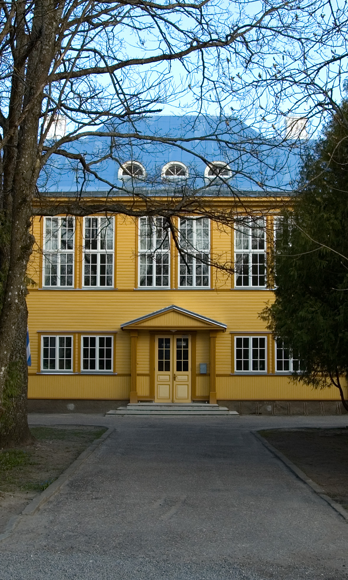 Hiiumaa, Kärdla gymnasium